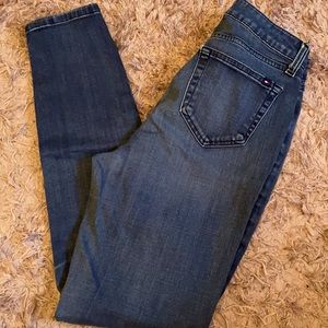 2 FOR $25💙 Tommy Hilfiger size 4 high rise skinny Jean